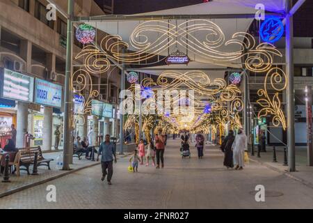 KUWAIT-STADT, KUWAIT - 17. MÄRZ 2017: Einkaufsstraße im zentralen Souq in Kuwait-Stadt Stockfoto