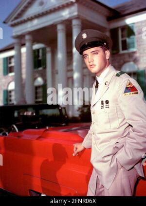 ELVIS PRESLEY (1935-1977) amerikanischer Sänger und Filmschauspieler außerhalb von Gracelands Während seines Militärdienstes um 1960 Stockfoto