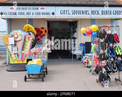 Offener Laden am Meer mit Strandwaren, Großbritannien. Stockfoto