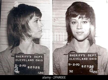 JANE FONDA amerikanische Filmschauspielerin. Die Polizei wurde von 1970, als sie in Cleveland, Ohio, verhaftet wurde, weil sie angeblich einen Polizisten getreten hatte, der sie wegen des Verdachts, Drogen zu tragen, verhaftet hatte Stockfoto