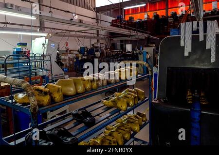 Ansicht der Produktionslinie einer Schuhfabrik in Franca, Sao Paulo, Brasilien, am 18. Mai 2021, Inmitten der Covid-19-Pandemie. Die Produktion des Sektors hatte 710 Millionen Schuhe/Jahr bei einem Rückgang von rund 22% im Jahr 2020, während die Exporte ein Defizit von 18.6% im gleichen Jahr hatten. Monetär erreicht der Rückgang im Vergleich zu 2019 32 % und beläuft sich auf insgesamt 658.3 Millionen US-Dollar. „Abicalcados“, ein Verband, der den Schuhsektor vertritt, geht davon aus, dass die Produktion im Jahr 2021 810.6 Millionen Paare erreichen wird, was einer Steigerung von 14 % gegenüber 2020 entspricht, aber aufgrund des starken Imps immer noch der Produktion von vor 10 Jahren ähnelt Stockfoto