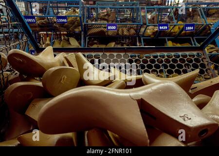 Ansicht der Produktionslinie einer Schuhfabrik in Franca, Sao Paulo, Brasilien, am 18. Mai 2021, Inmitten der Covid-19-Pandemie. Die Produktion des Sektors hatte 710 Millionen Schuhe/Jahr bei einem Rückgang von rund 22% im Jahr 2020, während die Exporte ein Defizit von 18.6% im gleichen Jahr hatten. Monetär erreicht der Rückgang im Vergleich zu 2019 32 % und beläuft sich auf insgesamt 658.3 Millionen US-Dollar. „Abicalcados“, ein Verband, der den Schuhsektor vertritt, geht davon aus, dass die Produktion im Jahr 2021 810.6 Millionen Paare erreichen wird, was einer Steigerung von 14 % gegenüber 2020 entspricht, aber aufgrund des starken Imps immer noch der Produktion von vor 10 Jahren ähnelt Stockfoto