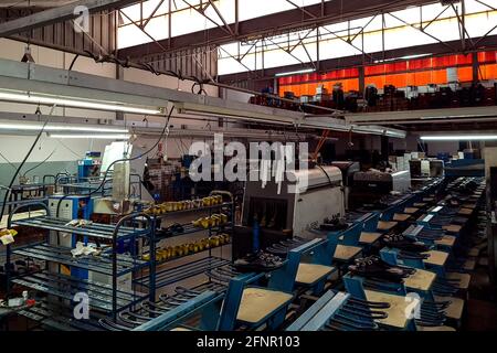 Ansicht der Produktionslinie einer Schuhfabrik in Franca, Sao Paulo, Brasilien, am 18. Mai 2021, Inmitten der Covid-19-Pandemie. Die Produktion des Sektors hatte 710 Millionen Schuhe/Jahr bei einem Rückgang von rund 22% im Jahr 2020, während die Exporte ein Defizit von 18.6% im gleichen Jahr hatten. Monetär erreicht der Rückgang im Vergleich zu 2019 32 % und beläuft sich auf insgesamt 658.3 Millionen US-Dollar. „Abicalcados“, ein Verband, der den Schuhsektor vertritt, geht davon aus, dass die Produktion im Jahr 2021 810.6 Millionen Paare erreichen wird, was einer Steigerung von 14 % gegenüber 2020 entspricht, aber aufgrund des starken Imps immer noch der Produktion von vor 10 Jahren ähnelt Stockfoto
