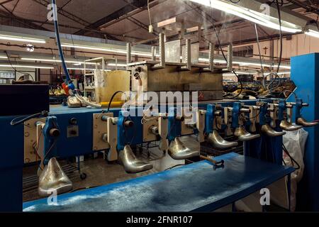 Ansicht der Produktionslinie einer Schuhfabrik in Franca, Sao Paulo, Brasilien, am 18. Mai 2021, Inmitten der Covid-19-Pandemie. Die Produktion des Sektors hatte 710 Millionen Schuhe/Jahr bei einem Rückgang von rund 22% im Jahr 2020, während die Exporte ein Defizit von 18.6% im gleichen Jahr hatten. Monetär erreicht der Rückgang im Vergleich zu 2019 32 % und beläuft sich auf insgesamt 658.3 Millionen US-Dollar. „Abicalcados“, ein Verband, der den Schuhsektor vertritt, geht davon aus, dass die Produktion im Jahr 2021 810.6 Millionen Paare erreichen wird, was einer Steigerung von 14 % gegenüber 2020 entspricht, aber aufgrund des starken Imps immer noch der Produktion von vor 10 Jahren ähnelt Stockfoto