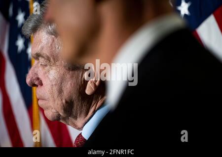 Der US-Senator Roy Blunt (Republikaner von Missouri) nimmt am Dienstag, den 18. Mai 2021, am republikanischen Mittagessen im Russell Senate Office Building in Washington, DC Teil. Kredit: Rod Lamkey/CNP /MediaPunch Stockfoto