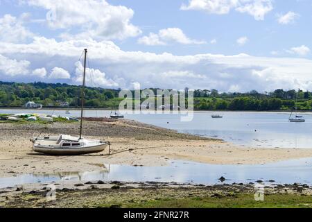 Porthmadog Nordwales. Borth y gest Bay. Wunderschöne Küstenlandschaft. Sommerszene mit breitem Sandstrand und Blick auf ferne Hügel. Blauer Himmel. Stockfoto