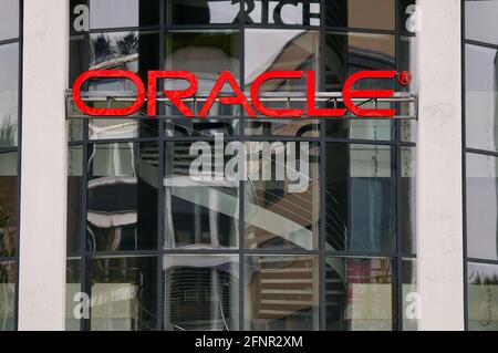 Dättwil, Aargau, Schweiz - 18. April 2021 : Orakel-Unternehmensschild hängt an einem Hauseingang in der Schweiz. Oracle Corporation ist ein Ameri Stockfoto