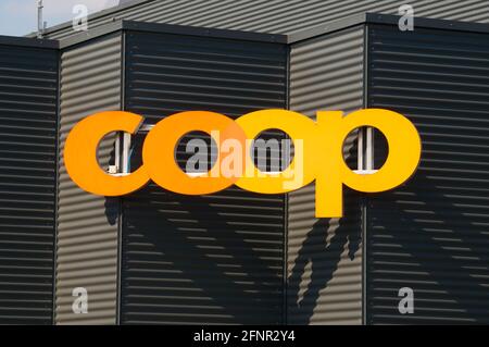 Dietlikon, Zürich, Schweiz - 16. April 2021 : Coop-Logo auf einem Ladengebäude in Dietlikon. Die Coop-Gruppe ist eine der grössten Unternehmen der Schweiz Stockfoto