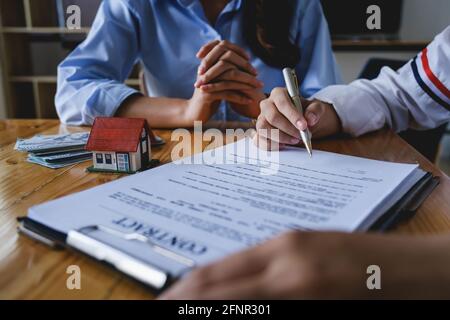 Die Handelsfrau lehnt das Angebot des Auftragnehmers an Schwarzgeld im Austausch für eine Genehmigung für den Deal ab. Konzepte von Korruption und Bestechungsbekämpfung. Stockfoto