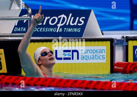 BUDAPEST, UNGARN - 18. MAI: Marie Wattel aus Frankreich startet beim Frauen-100m-Schmetterlingsfinale während der len-Europameisterschaft Schwimmen in der Duna Arena am 18. Mai 2021 in Budapest, Ungarn (Foto: Marcel ter Bals/Orange Picles) Stockfoto