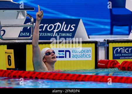 BUDAPEST, UNGARN - 18. MAI: Marie Wattel aus Frankreich startet beim Frauen-100m-Schmetterlingsfinale während der len-Europameisterschaft Schwimmen in der Duna Arena am 18. Mai 2021 in Budapest, Ungarn (Foto: Marcel ter Bals/Orange Picles) Stockfoto