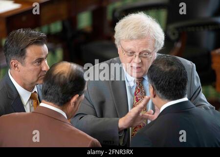 Aktion des Senats von Texas am Montag, den 17. Mai 2021, bei der Senator Paul Bettencourt, R-Houston, mit Kollegen angezeigt wird. Stockfoto