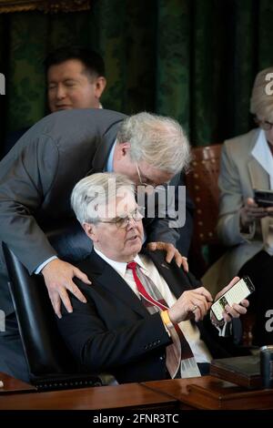 Aktion des texanischen Senats am Montag, den 17. Mai 2021, bei der Senator Paul Bettencourt im Gespräch mit LT. Gov. Dan Patrick Stockfoto