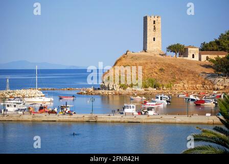 Blick auf Hafen und Turm von St. Paul bei Sonnenuntergang, Nea Fokea, Halbinsel Kassandra, Chalkidiki, Zentralmakedonien, Griechenland Stockfoto