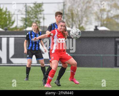 Sint Andries, Belgien. Mai 2021. Davinia Vanmechelen (25) von Standard im Bild beim Kampf um den Ball mit Isabelle Iliano (18) vom Club Brugge während eines Fußballspiels zwischen Club Brugge Dames YLA und Standard Femine de Liege am siebten Spieltag in Play-Off 1 der Saison 2020 - 2021 der belgischen Scooore Womens Super Liga, samstag 15 Mai 2021 in Brügge, Belgien . FOTO SPORTPIX.BE - David CATRY Quelle: SPP Sport Press Foto. /Alamy Live News Stockfoto