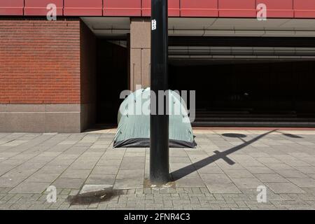 Euston - London (UK): Auf den Straßen eines der berühmtesten Viertel der Hauptstadt ist ein Zelt mit rauer Schelle zu sehen. Stockfoto