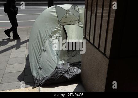 Euston - London (UK): Auf den Straßen eines der berühmtesten Viertel der Hauptstadt ist ein Zelt mit rauer Schelle zu sehen. Stockfoto