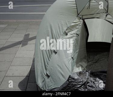 Euston - London (UK): Auf den Straßen eines der berühmtesten Viertel der Hauptstadt ist ein Zelt mit rauer Schelle zu sehen. Stockfoto