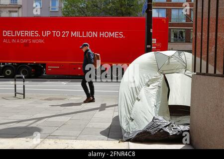 Euston - London (UK): Auf den Straßen eines der berühmtesten Viertel der Hauptstadt ist ein Zelt mit rauer Schelle zu sehen. Stockfoto