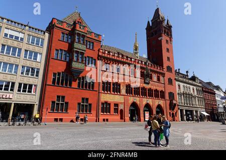 Historisches Rathaus basel, Gebäude fotografiert am Tag mit Touristen auf dem Hauptplatz, in basel ist diese Architektur ein berühmtes Wahrzeichen Stockfoto