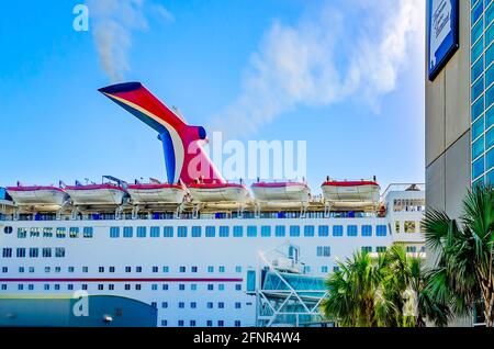 Die Carnival Sensation ist am 14. Mai 2021 im Alabama Cruise Terminal in Mobile, Alabama, angedockt. Stockfoto