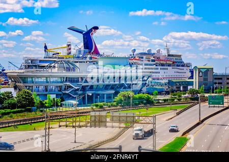 Die Carnival Sensation ist am 14. Mai 2021 in Mobile, Alabama, hinter dem GulfQuest Museum im Alabama Cruise Terminal angedockt. Besatzungsmitglieder waren in Port t Stockfoto