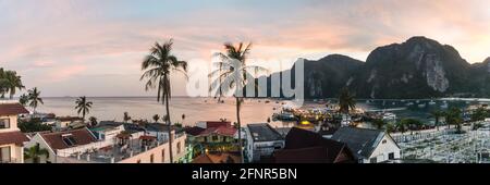 Ein Panoramablick auf die Tonsai Bay-Seite der Insel Kho Phi Phi im Morgengrauen, Thailand Stockfoto