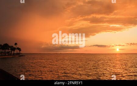 Herrliche Aussicht auf den Sonnenuntergang über dem Meer mit einem Sturm beginnt Stockfoto