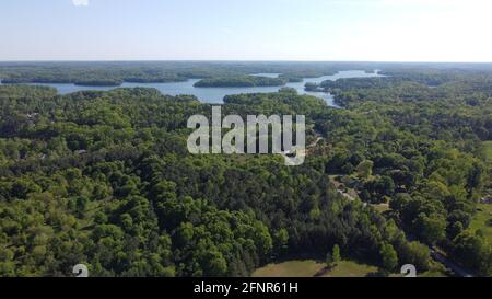 Luftaufnahme des Flusses, aufgenommen in Ozark, Arkansas, mit einer Drohne in 4k Stockfoto