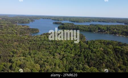 Luftaufnahme des Flusses, aufgenommen in Ozark, Arkansas, mit einer Drohne in 4k Stockfoto