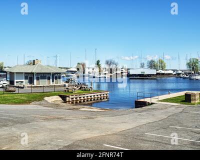 Sackets Harbour, New York, USA. 12.Mai 2021. Blick auf Navy Point Marine im kleinen historischen Dorf Sackets Harbour am Lake Ontario Stockfoto