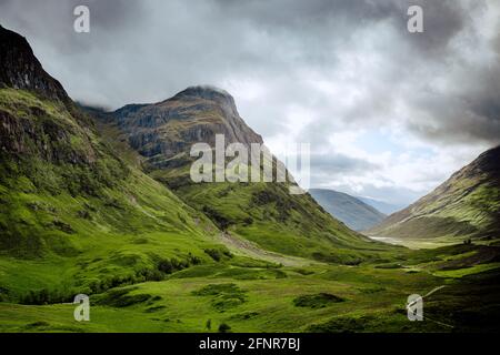 Blick auf das Tal unterhalb der Berge von Glencoe, Lochaber, HIghlands, Schottland Stockfoto
