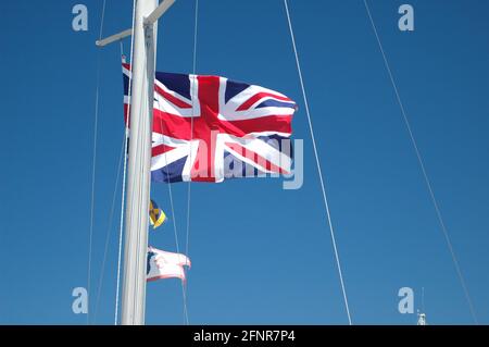 Union Jack Flagge gegen blauen Himmel Stockfoto
