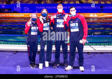 BUDAPEST, UNGARN – MAI 18: Abbie Wood, Freya Anderson, Thomas Dean und James Guy aus Großbritannien gewannen die Goldmedaille im Mixed 4 x 200m Freestyle Final während der len-Europameisterschaft im Schwimmen in der Duna Arena am 18. Mai 2021 in Budapest, Ungarn (Foto: Marcel ter Bals/Orange Picles) Stockfoto