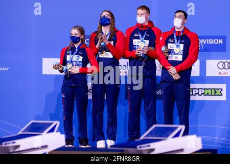 BUDAPEST, UNGARN – MAI 18: Abbie Wood, Freya Anderson, Thomas Dean und James Guy aus Großbritannien gewannen die Goldmedaille im Mixed 4 x 200m Freestyle Final während der len-Europameisterschaft im Schwimmen in der Duna Arena am 18. Mai 2021 in Budapest, Ungarn (Foto: Marcel ter Bals/Orange Picles) Stockfoto