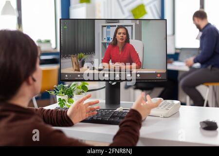 Ungültige behinderte immobilisierte Unternehmer im Gespräch mit Remote-Mitarbeiter während der Videokonferenz, Online-Meeting, Videocall im Rollstuhl sitzen arbeiten von Business-Office-Planung Finanzstrategie. Stockfoto