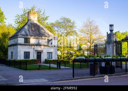 Am 17. Mai 2021 wurde die kleine Torloge aus Portkland Stone am Eingang zum historischen Parlamentsgebäude auf dem Stormont Estate in EA errichtet Stockfoto