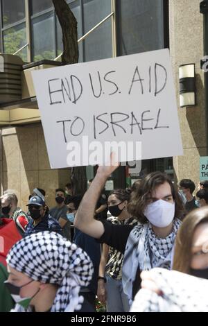 Palästinensische und pro-palästinensische Demonstranten sind vor dem israelischen Konsulat in der 2nd Avenue in New York City in Kraft getreten, um gegen die israelischen Bombenangriffe auf Gaza zu protestieren, bei denen Hunderte von Zivilisten, darunter viele Kinder, getötet wurden. Stockfoto