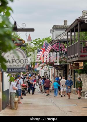 Touristen oder Leute gehen oder gehen entlang der historischen St George Street in der Altstadt von Saint Augustine, Florida, USA. Stockfoto