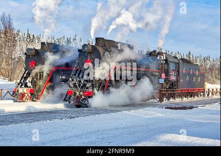 Sowjetische Hauptlinie Güterzuglokomotive L2331 der UdSSR. Retro-Transport. Betrieb Eisenbahn und Personenverkehr. Es ist von einer unterhaltsamen Natur Stockfoto