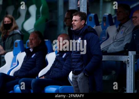 ZWOLLE, NIEDERLANDE - MAI 16: Headcoach Bert Konterman von PEC Zwolle während des niederländischen Eredivisie-Spiels zwischen PEC Zwolle und FC Groningen bei MAC3PARK Stockfoto