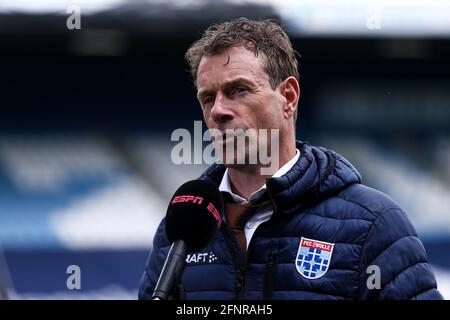 ZWOLLE, NIEDERLANDE - MAI 16: Headcoach Bert Konterman von PEC Zwolle im Gespräch mit den Medien während des niederländischen Eredivisie-Spiels zwischen PEC Zwolle und FC Stockfoto