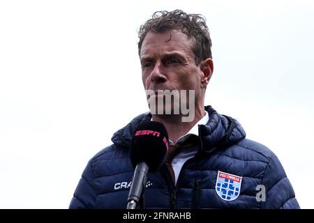 ZWOLLE, NIEDERLANDE - MAI 16: Headcoach Bert Konterman von PEC Zwolle im Gespräch mit den Medien während des niederländischen Eredivisie-Spiels zwischen PEC Zwolle und FC Stockfoto