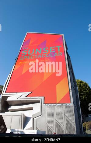 Ungewöhnlich geformte digitale Plakatwand von Orange Barrel Media auf dem Sunset Strip in Los Angeles, CA Stockfoto