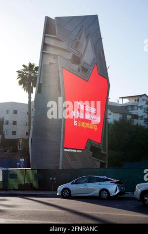 Ungewöhnlich geformte digitale Plakatwand von Orange Barrel Media auf dem Sunset Strip in Los Angeles, CA Stockfoto