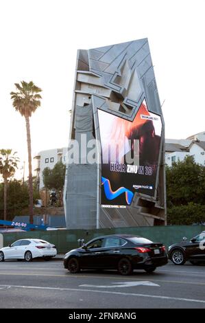 Ungewöhnlich geformte digitale Plakatwand von Orange Barrel Media auf dem Sunset Strip in Los Angeles, CA Stockfoto