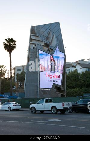 Ungewöhnlich geformte digitale Plakatwand von Orange Barrel Media auf dem Sunset Strip in Los Angeles, CA Stockfoto