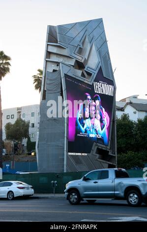 Ungewöhnlich geformte digitale Plakatwand von Orange Barrel Media auf dem Sunset Strip in Los Angeles, CA Stockfoto