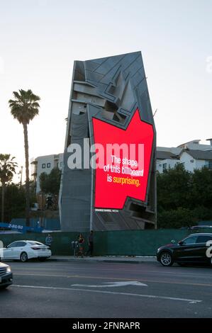 Ungewöhnlich geformte digitale Plakatwand von Orange Barrel Media auf dem Sunset Strip in Los Angeles, CA Stockfoto