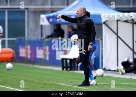 ZWOLLE, NIEDERLANDE - MAI 16: Headcoach Danny Buijs vom FC Groningen beim niederländischen Eredivisie-Spiel zwischen PEC Zwolle und FC Groningen beim MAC3PARK Stockfoto